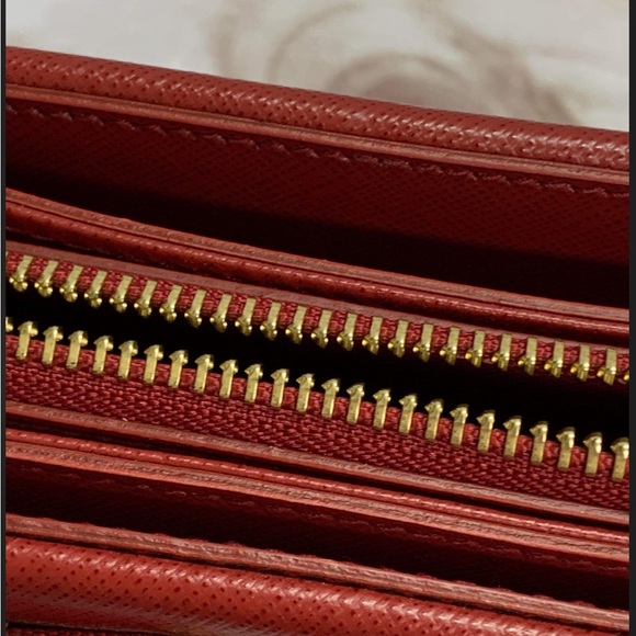 Salvatore Ferragamo Vara Bow Saffiano Leather 2 way bag with Gold tone hardware. - Picture 11 of 16